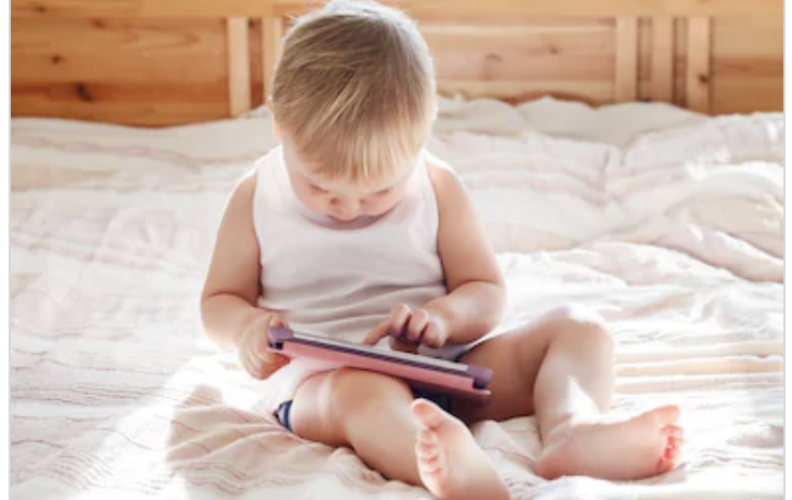 PANTALLAS Y VISIONADO DE VIDEOS PARA LOS BEBÉS